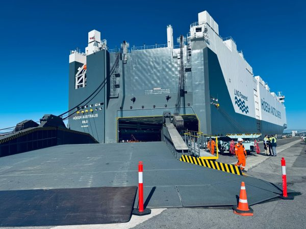 Buque PCTC Höegh Australis llega al Puerto de Santander